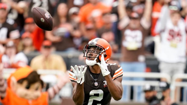 Cleveland Browns wide receiver Amari Cooper (2) pulls in a catch for a touchdown against the Tennessee Titans during the fourth quarter in Cleveland, Ohio, Sunday, Sept. 24, 2023.
